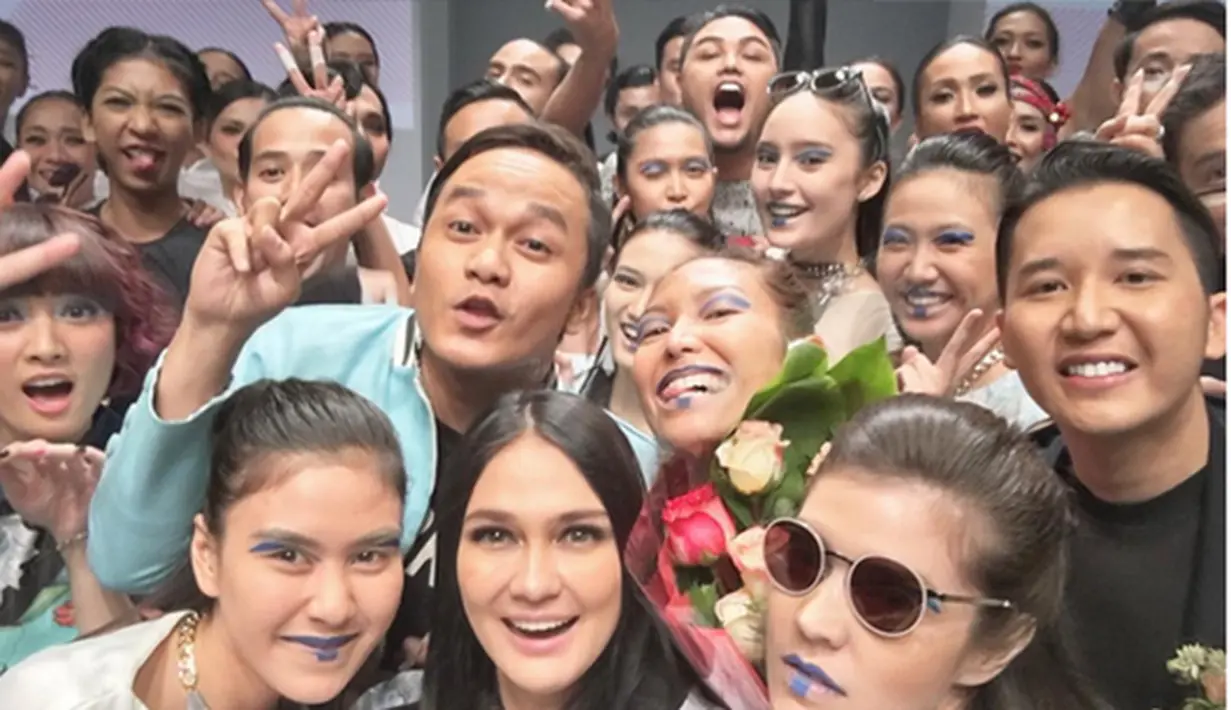 Selebriti yang di gaet Luna Maya membuat suasana catwalk Grazia Glitz & Glam dalam Jakarta Fashion Week (JFW) 2016 semakin meriah.  (Via Instagram/@Lunamaya)