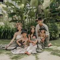 Foto keluarga Irfan dan Jennifer Bachdim kini makin ramai dengan kehadiran anak keempat. @jenniferbachdim.