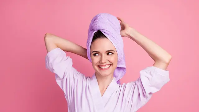 Cukup 4 Langkah, Begini Cara Memakai Pewarna Rambut Sendiri yang Hasilnya Tak Kalah dengan Salon