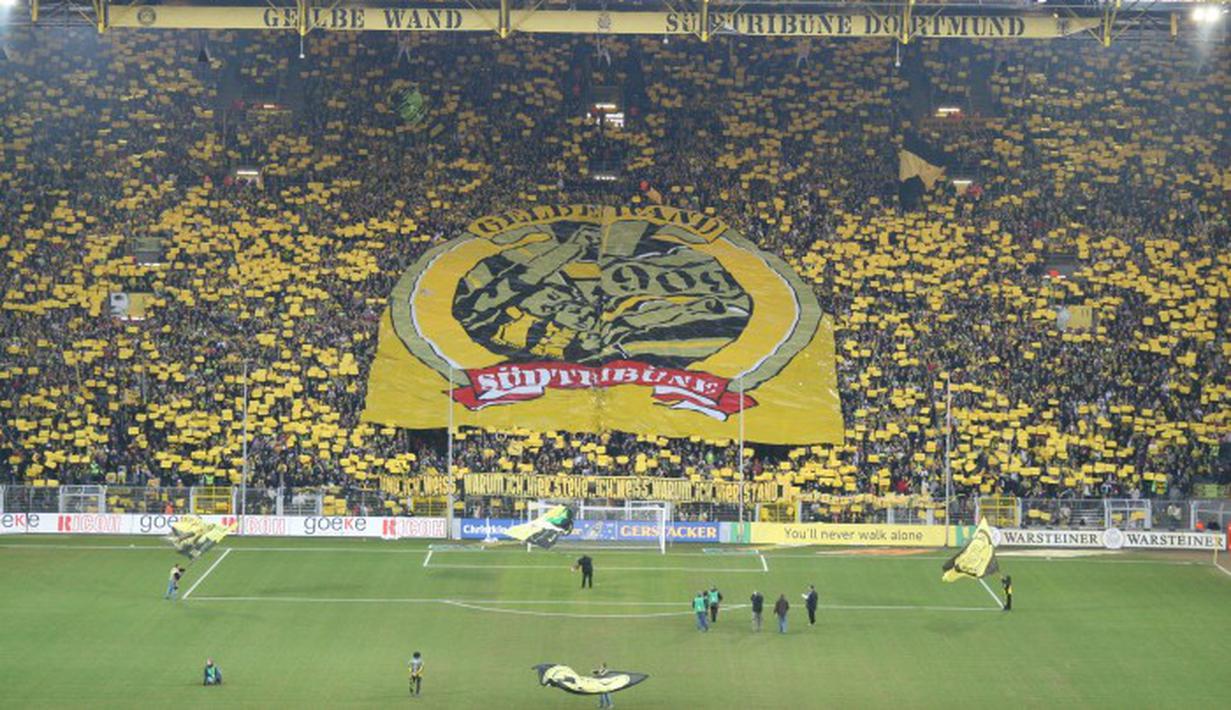 Fans Dortmund melakukan aksi-aksi koreografi di Stadion Signal Iduna Park untuk menyemangati tim idolanya bermain.