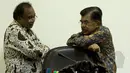 Wapres Jusuf Kalla (kanan) berbincang dengan Menko Bidang Kemaritiman Indroyono Soesilo saat menghadiri rapat terbatas di Komplek Istana Kepresidenan, Jakarta, Kamis (12/3/2015).(Liputan6.com/Faizal Fanani)