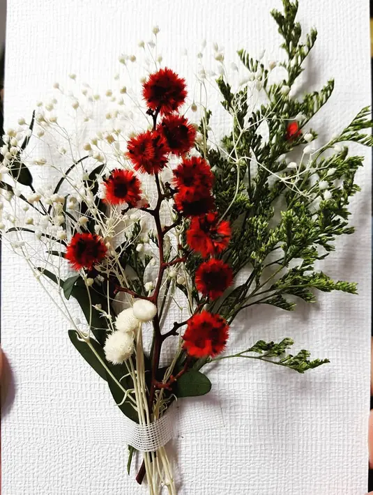 Dalam postingan foto itu, undangan tersebut terlihat berwarna putih dengan bagian depan yang dihiasi seikat bunga. (Foto: instagram.com/supafunkboy)