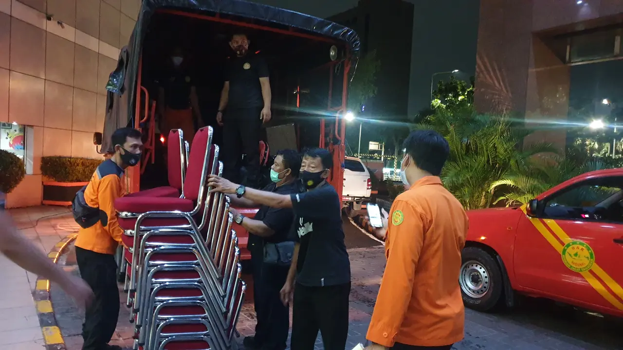 Tim Basarnas mulai hilir mudik menyiapkan kebutuhan fasilitas untuk mendirikan posko kemanusiaan di JICT II Tanjung Priok, Jakarta Utara, terkait peristiwa jatuhnya pesawat Sriwijaya Air SJ 182 tujuan Jakarta-Pontianak.