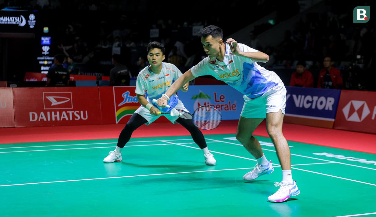 Pebulu tangkis ganda putra Indonesia, Bagas Maulana/Leo Carnando berusaha mengembalikan kok ke arah pasangan Taiwan, Zhi Wei-He/Huang Jui-Hsuan dalam laga 32 besar Indonesia Masters 2026 di Istora, Senayan, Jakarta, Selasa (20/01/2026). (Bola.com/Bagaskara Lazuardi)
