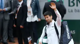 Petenis Serbia, Novak Djokovic menyapa suporternya usai bertanding melawan petenis Austria Dominic Thiem di perempatfinal Prancis Terbuka di stadion Roland Garros, Paris (7/6). Djokovic kalah 7-6, 6-3, 6-0.  (AFP Photo/Eric Feferberg)