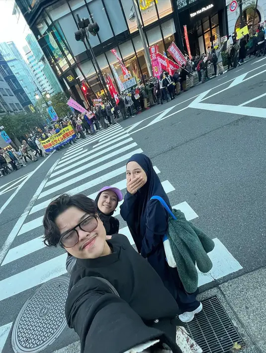 "TALK ABOUT GAZA!  Lagi jalan di Ginza, langsung nangis liat march ini.. dan langsung diajak gabung lupain semua plan hari ini, we with GAZA!  Thank u tokyo!!!!," tulis zaskiaadyamecca dalam unggahan video 19 November. [Instagram/zaskiadyamecca]