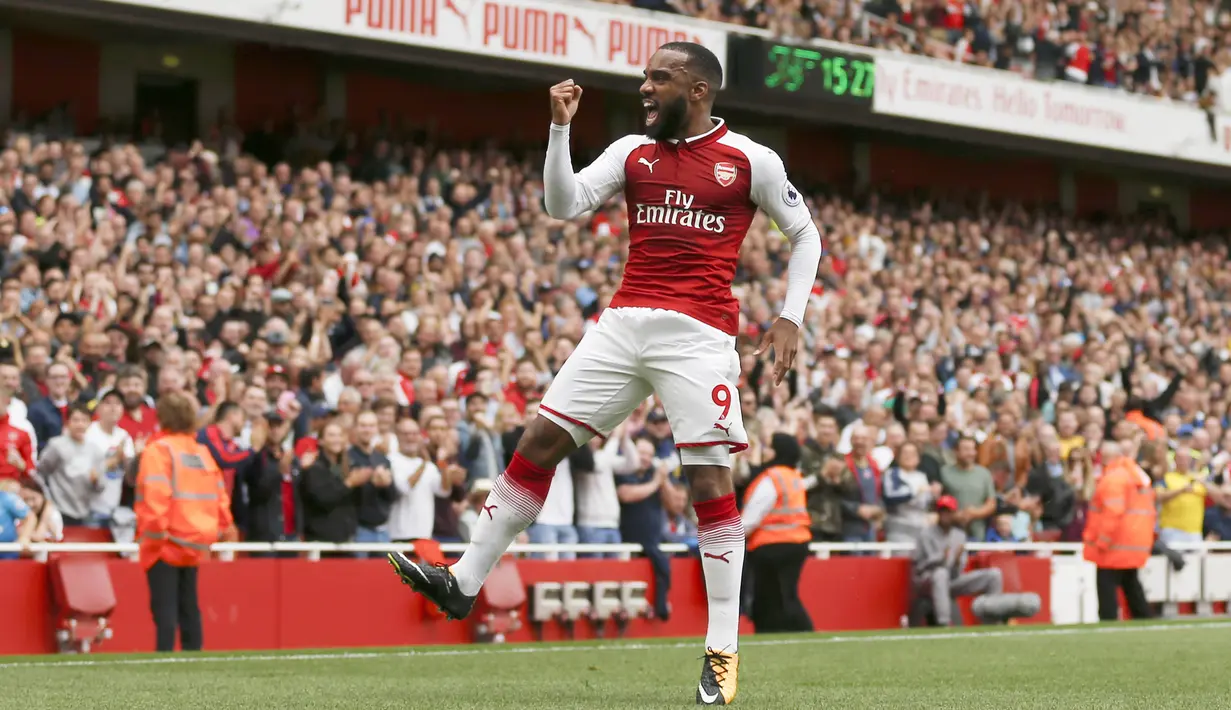 Pemain anyar Arsenal, Alexandre Lacazette menyumbangkan satu gol saat timnya menang atas Bournemouth pada lanjutan Premier League di Emirates Stadium, London, (9/9/2017). Arsenal menang 3-0. (AFP/ Ian Kington)