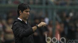 Pelatih Persija Jakarta, Stefano Teco, memberikan instruksi kepada anak asuhya saat melawan Cilegon United. Pada laga persehabatan ini, pelatih asal Brasil tersebut tidak memainkan dua pemain asing Macan Kemayoran. (Bola.com/Vitalis Yogi Trisna)