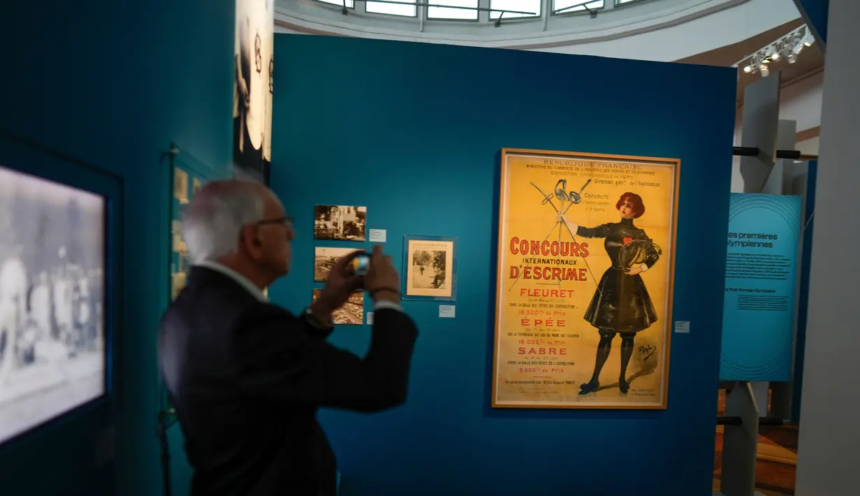 Pameran ini menampilkan sejumlah foto dan poster Olimpiade dari masa ke masa. (AP Photo/Thibault Camus)
