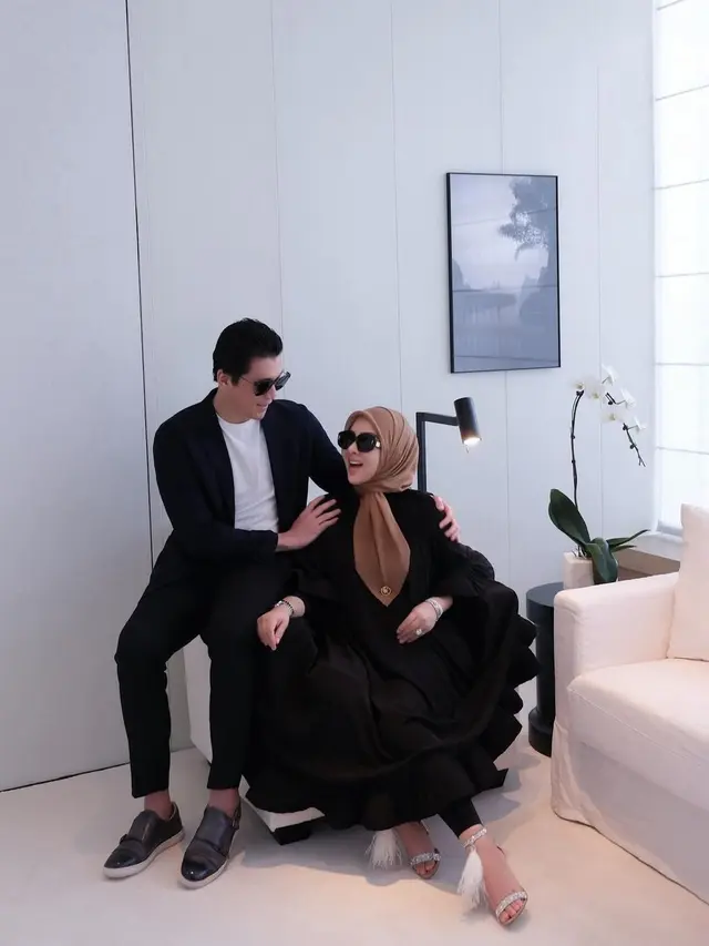 7 Potret Syahrini dan Reino Barack Rayakan Anniversary ke-5, Dapat Kado Spesial