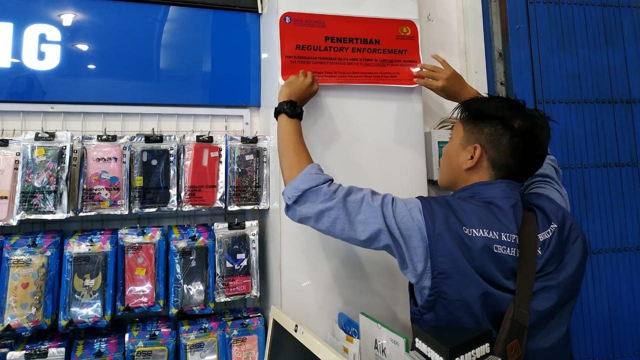 Bank Indonesia (BI) perwakilan Nusa Tenggara Timur (NTT) menertibkan 10 tempat usaha penukaran valuta asing bukan bank atau money changer tanpa izin.