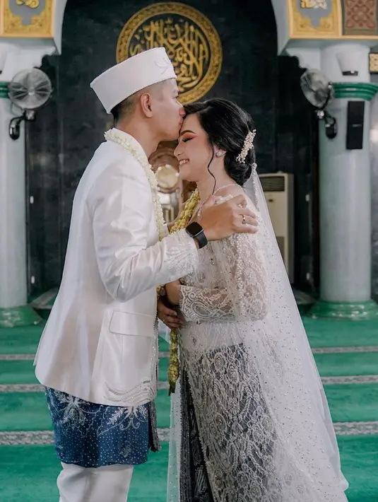 Penampilannya dilengkapi dengan kain batik warna biru senada, tatanan rambut low bun dan pulasan makeup flawless. [Foto: IG/rendykusdianaa].