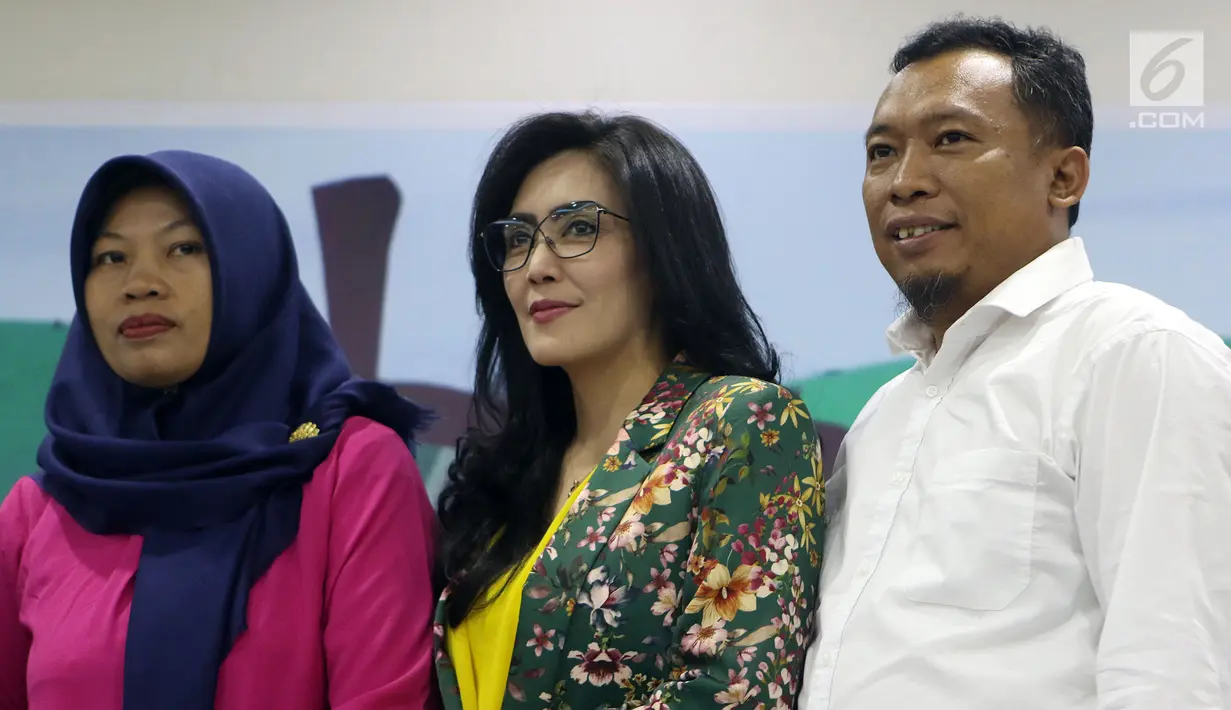Terpidana kasus pelanggaran UU ITE Baiq Nuril (kiri) ditemani Anggota DPR F-PDIP Rieke Diah Pitaloka (tengah) foto bersama saat menghadiri diskusi Dialektika Demokarasi di Kompleks Parlemen Senayan, Jakarta, Rabu (10/7/2019). (Liputan6.com/JohanTallo)