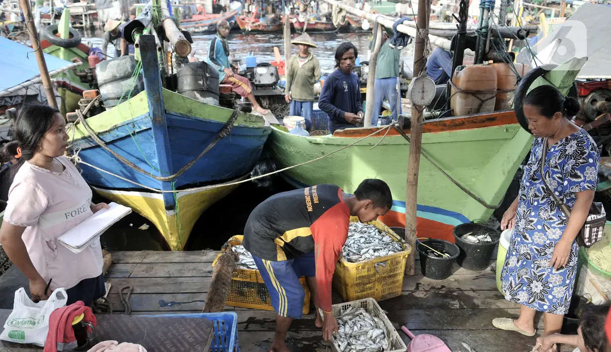 Aktivitas keluarga nelayan di kawasan pesisir Cilincing, Jakarta, Senin (1/6/2020). Pemerintah menyiapkan bantuan untuk 1,1 juta nelayan terdampak Covid-19 melalui program Bantuan Langsung Tunai (BLT) sebesar Rp600 ribu per kepala keluarga tiap bulannya. (merdeka.com/Iqbal S. Nugroho)