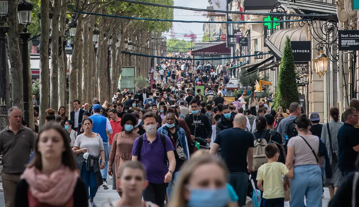 Orang-orang berjalan di jalanan Champs Elysees pada hari pertama pesta belanja musim panas (summer sale) di Paris, Prancis, pada 15 Juli 2020. Pesta belanja musim panas 2020 Prancis diluncurkan pada Rabu (15/7) dan akan berakhir pada 11 Agustus. (Xinhua/Aurelien Morissard)