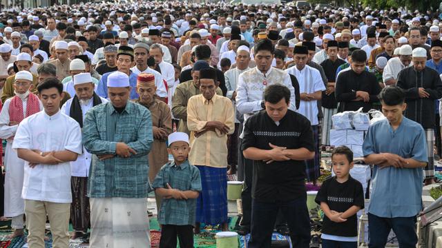 Khusyuk, Ribuan Umat Muslim Salat Idul Fitri 1446 H di Jatinegara