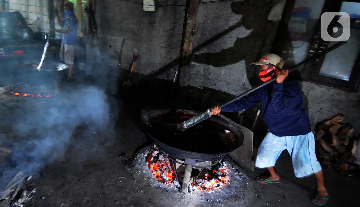 Pekerja menyelesaikan pembuatan dodol Betawi di kawasan Cilenggang, Serpong, Tangerang Selatan, Banten, Rabu (28/4/2021). Jumlah produksi Betawi pada tahun ini bisa mencapai 120 kilogram per hari dengan dengan harga jual Rp 52 ribu per kilogram. (merdeka.com/Arie Basuki)
