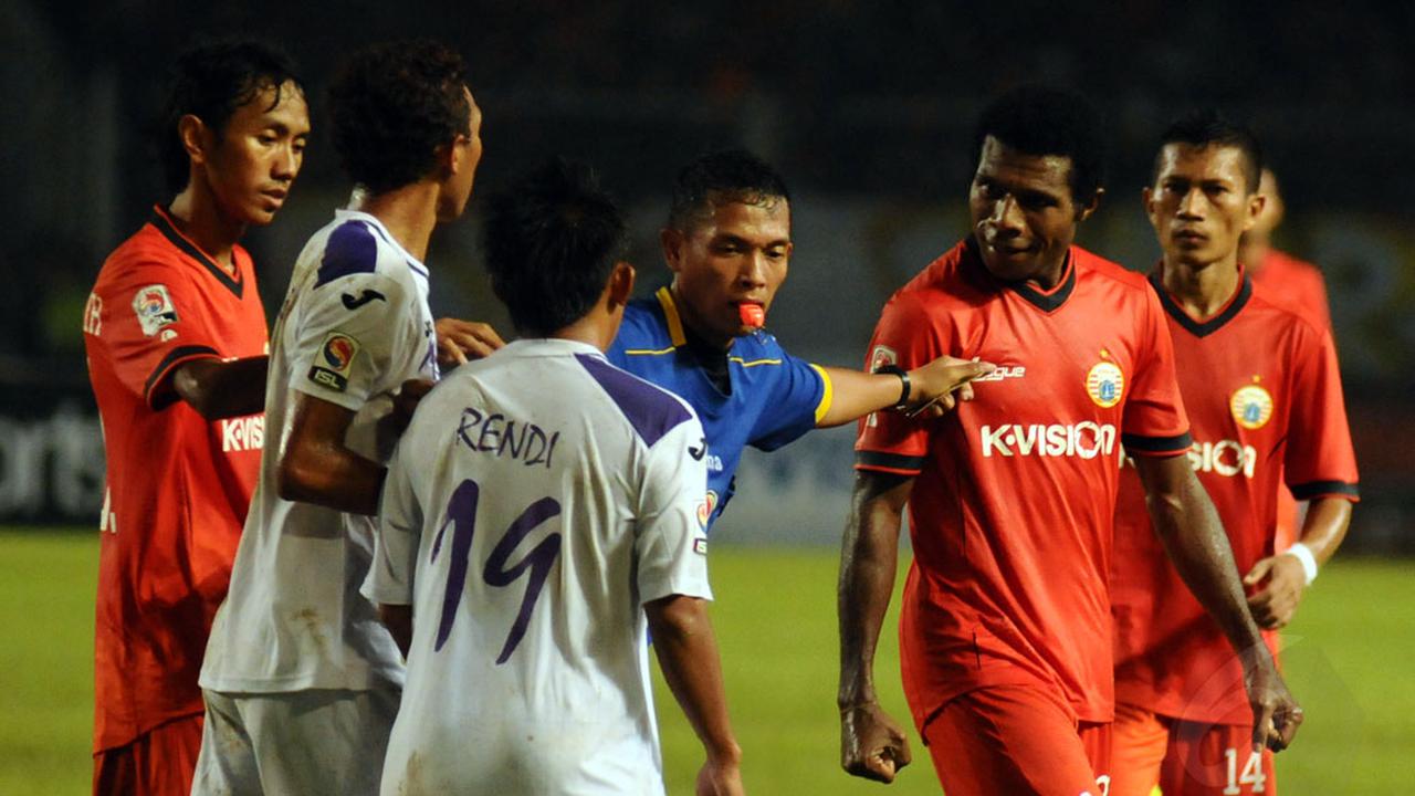 Aksi Pencekikan Nodai Laga Persija Kontra Persik