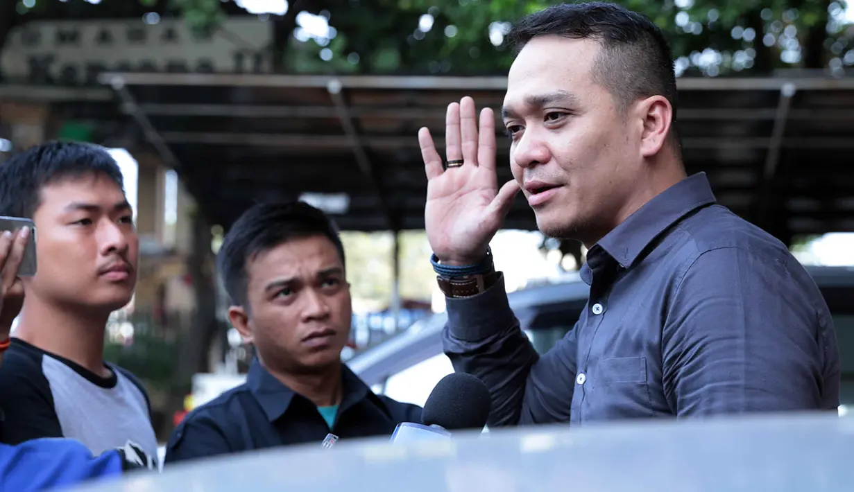 "Adik saya, kondisinya belum ada perubahan. Malah bertambah traumanya. Apa yang dia dapatkan itu ya, dia dijaga bangat sama Allah.Dia cerita tentang kejadiannya, apa yang dialaminya itu sudah diambang asusila, kekerasan,"ujarnya.(Deki Prayoga/Bintang.com)