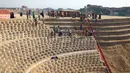 Pengungsi Rohingya membangun bendungan untuk mencegah tanah longsor jelang musim hujan di kamp pengungsi di Cox's Bazar, Bangladesh (8/4). Sekitar 740 ribu warga Rohingya melarikan diri dari Myanmar ke Bangladesh menyusul operasi militer Myanmar Agustus 2017 silam. (Reuters/Mohammad Ponir Hossain)