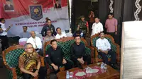 Menteri Dalam Negeri Tjahjo Kumolo dalam pemantauan Pilkada di Jawa Tengah, menyempatkan diri untuk melakukan teleconference dengan jajarannya yang ikut memantau jalannya Pilkada Serentak 2018 (Liputan6.com/Putu Merta)