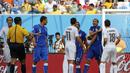Bek Italia, Giorgio Chiellini saat protes kepada wasit sembari memegangi bahunya, Brasil, Selasa (24/6/14). (REUTERS/Yves Herman)