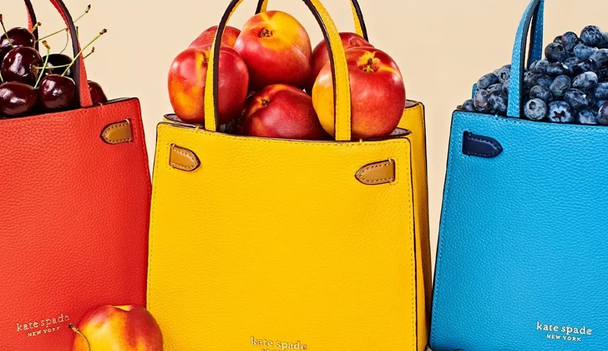 Siluet berbentuk kotak dan desain yang feminin, Lane Kate Spade New York dihadirkan dalam 2 ukuran dan 5 pilihan warna yang bisa dipadu padan dengan berbagai busana, baik untuk acara siang atau malam hari. Foto: Document/Kate Spade New York.