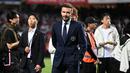 Pemilik Inter Miami, David Beckham (tengah) mendengarkan cemoohan penonton setelah tak memainkan Lionel Messi pada pertandingan persahabatan antara Hong Kong XI melawan Inter Miami di Stadion Hong Kong, Hong Kong, Minggu, 4 Februari 2024 waktu setempat. (AFP/Peter Parks)