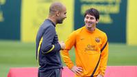 Pep Guardiola dan Lionel Messi saat di Barcelona (AFP/Miguel Ruiz)