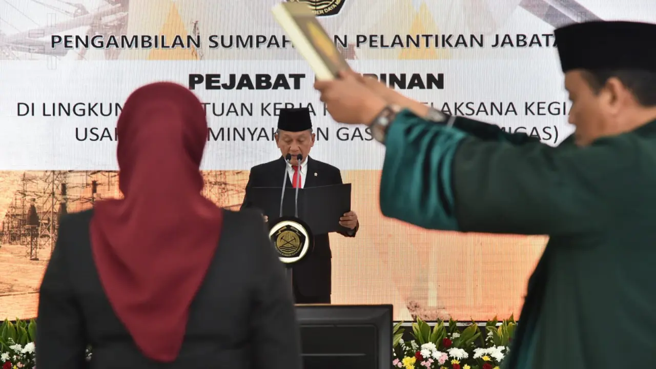 Menteri Energi dan Sumber Daya Mineral (ESDM) Arifin Tasrif melantik Shinta Damayanti menjadi Wakil Kepala Satuan Kerja Khusus Pelaksana Kegiatan Hulu Minyak dan Gas Bumi (SKK Migas). (Dok Kementerian ESDM)