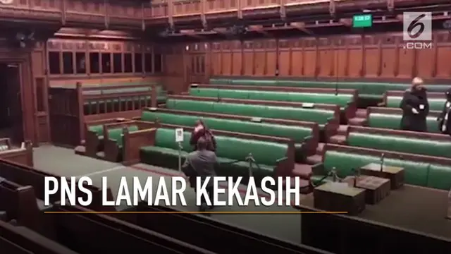 Aksi seorang PNS asing yang melamar kekasih di gedung dewan rakyat viral di media sosial.