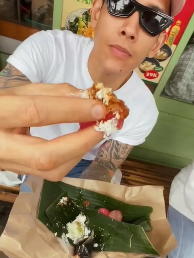 Ganindra Bimo dan Andrea Dian jajal makanan khas Bandung (Instagram/andreadianbimo)