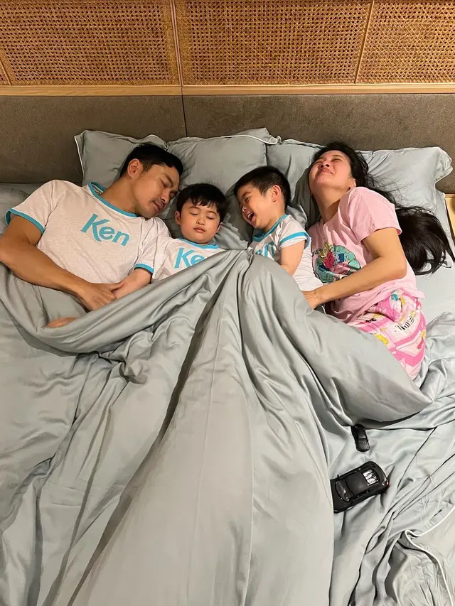 Sandra Dewi dan keluarga di tempat tidur (Instagram/sandradewi88)