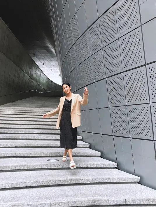 Mantan personil girlband Princess ini menggunakan warna netral seperti coklat, hitam, putih ataupun merah untuk menunjang penampilan casualnya. (Liputan6.com/IG/alikaislamadina)