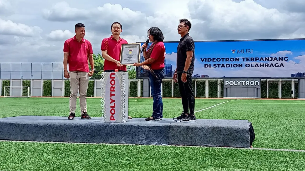 Penyerahan piagam rekor MURI sebagai 'Videotron Terpanjang di Stadion Olahraga Se-Indonesia' di Stadion Supersoccer Arena Rendeng Kudus. (Liputan6.com/Arief Pramono)