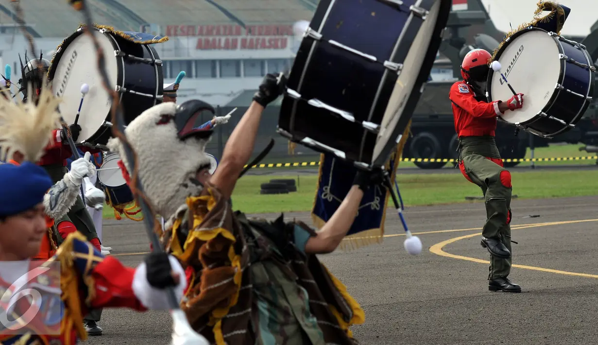 Aksi marching band prajurit TNI AU memeriahkan upacara HUT ke70  TNI AU di Lanud Halim Perdanakusuma, Jakarta, Kamis (9/4). Dalam Hut TNI AU ke 70 prajurit unjuk kebolehan melakukan atraksi udara, seperti Terjun Payung. (Liputan6.com/Johan Tallo)
