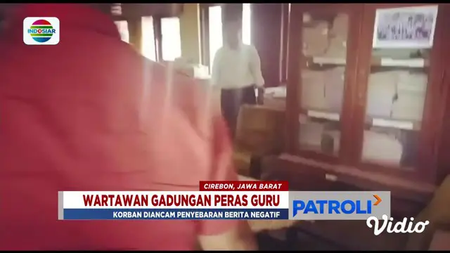 Polisi gerebek dua wartawan gadungan yang sedang memeras seorang kepala sekolah di Cirebon, Jawa Barat.