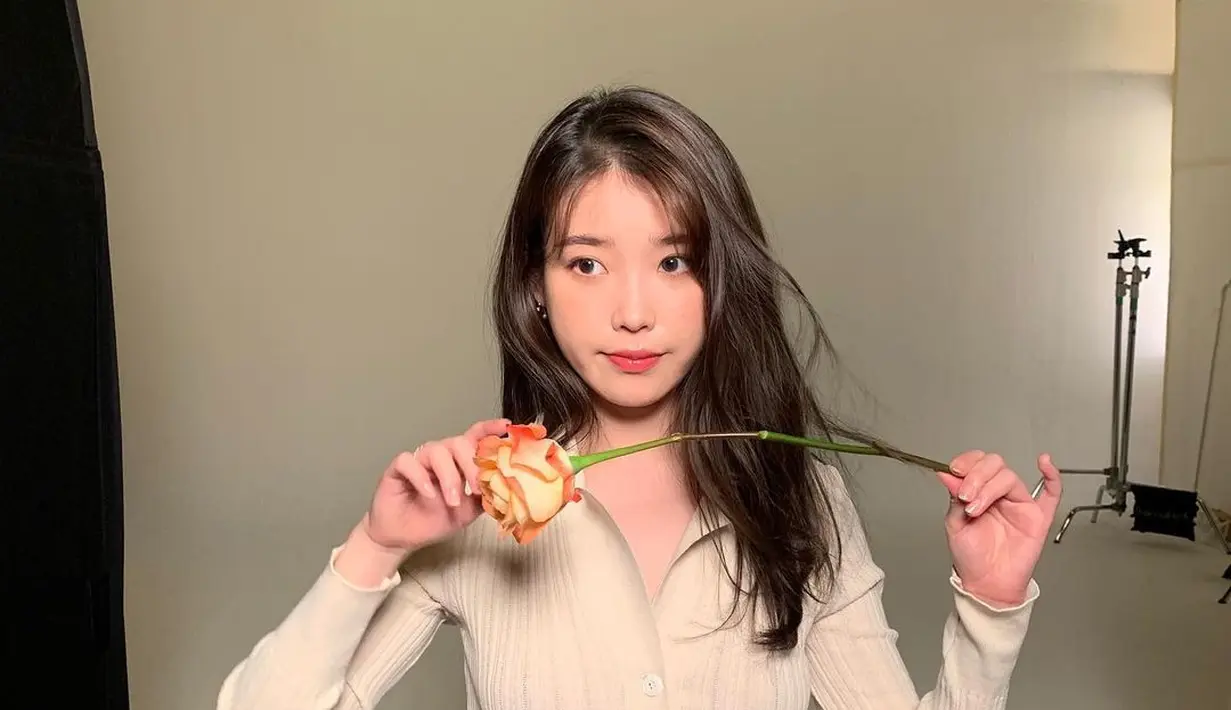 Poni tirai atau curtain bangs sangat mirip dengan poni belah tengah tetapi lebih pendek. Dari bagian depan memanjang ke samping sehingga bisa kamu belah kedepan seperti tirai (instagram/dlwlrma)