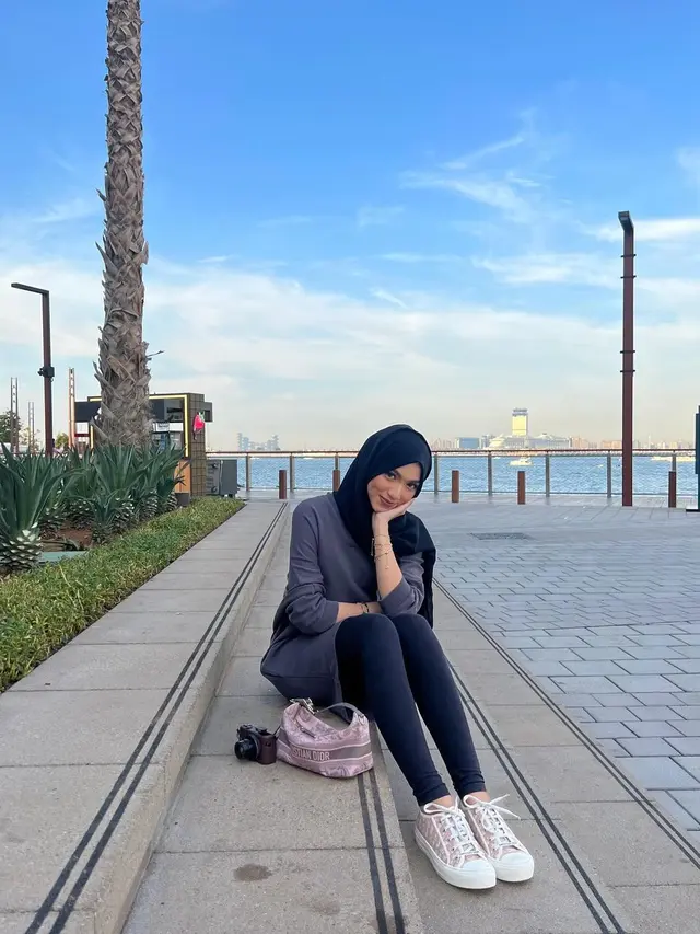 Kombinasi antara Sweater dan Legging, Menciptakan Look Santai