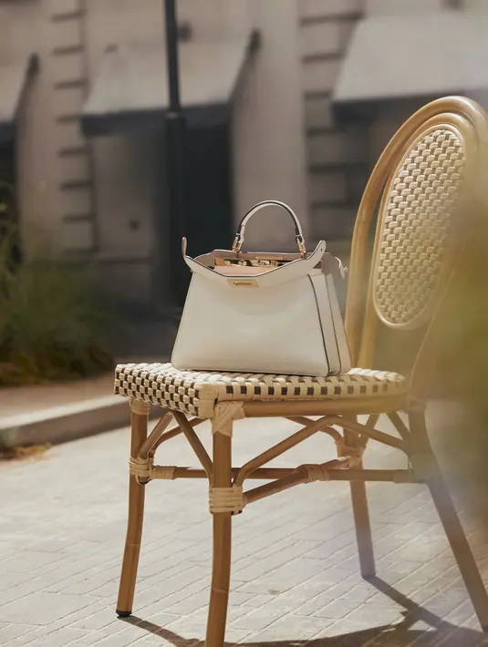 FENDI Peekaboo ISeeU diperkenalkan pertama kali dalam koleksi FENDI FW 2020-2021 dengan detail baru dan desain yang lebih canggih. Foto: Document/FENDI.