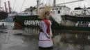 Ondel-ondel menyambut kapal milik Greenpeace, Rainbow Warrior yang berlabuh di Pelabuhan Tanjung Priok, Jakarta, Senin (23/4). Selama bersandar di Tanjung Priok, kapal legendaris Greenpeace itu akan dibuka untuk kunjungan publik. (Liputan6/Arya Manggala)
