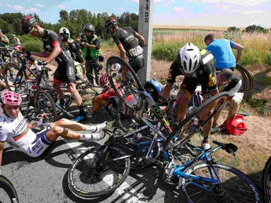 Sejumlah pebalap mengalami insiden kecelakaan saat babak ketiga Tour de France dari Anvers ke Huy di Belgia, Senin (6/7/2015). (REUTERS/Eric Gaillard)