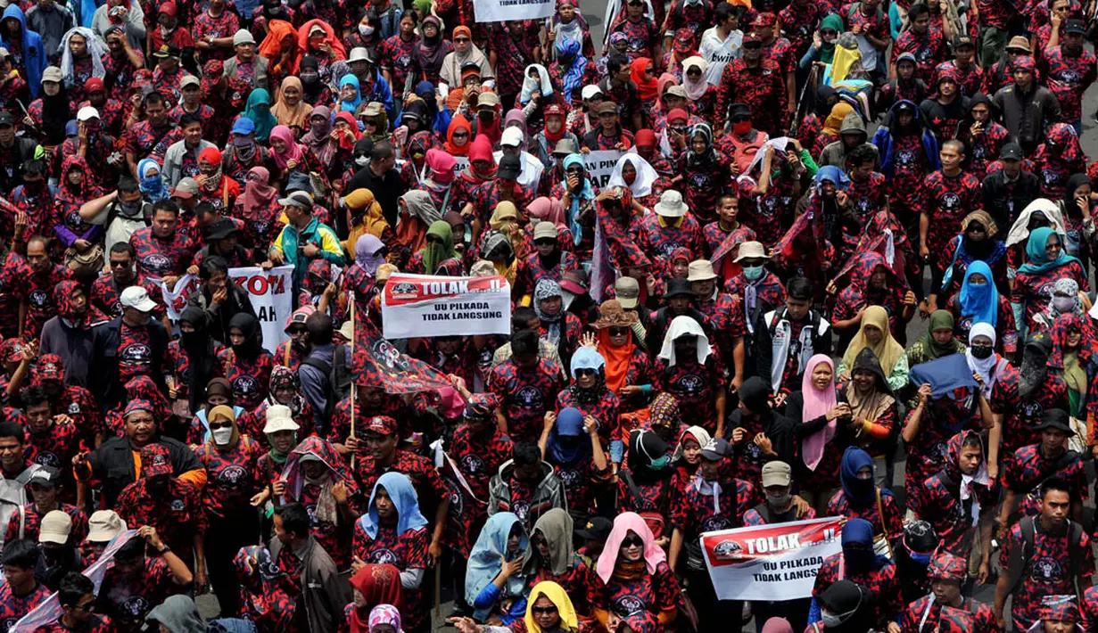 Ratusan massa juga membawa spanduk dan poster yang menolak UU Pilkada via DPRD, Jakarta, (8/10/14). (Liputan6.com/Johan Tallo) 