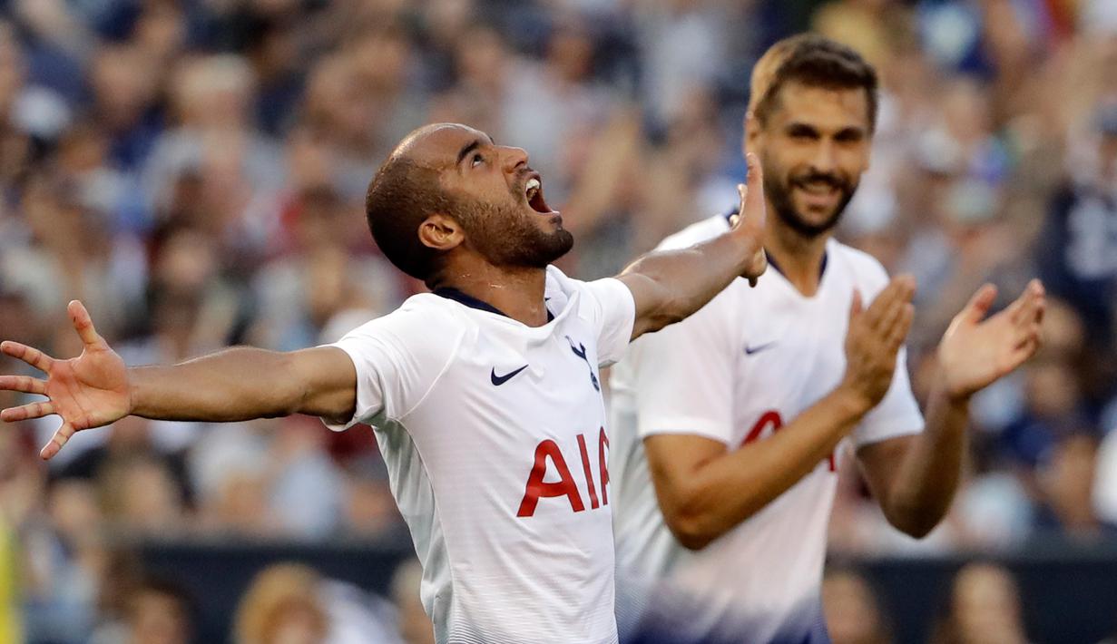 Gelandang Tottenham Hotspur, Lucas Moura berselebrasi usai mencetak gol ke gawang AS Roma pada pertandingan International Champions Cup di San Diego (25/7). Moura mencetak dua gol dan mengantar tottenham menang 4-1 atas Roma. (AP Photo/Gregory Bull)