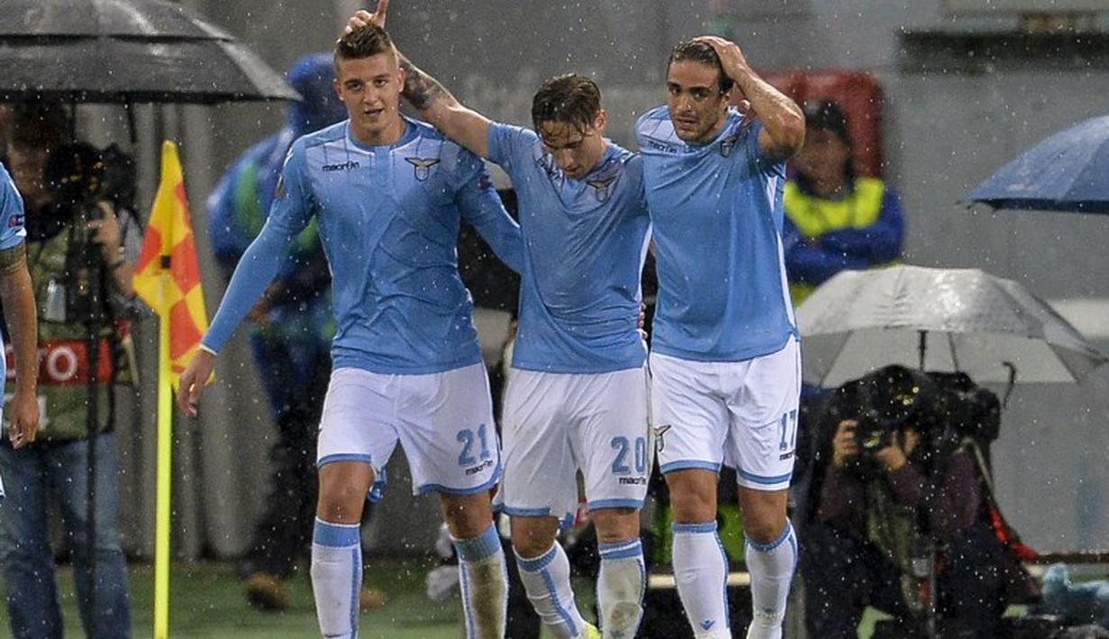 Pemain Lazio Lucas Biglia (C) merayakan gol bersama rekan setim pada Laga Liga Europa UEFA antara Lazio vs Saint Etienne di Stadion Olympic Roma, Jumat(2/10/2015). Lazio menang tipis 3-2. AFP Photo / Andreas Solaro