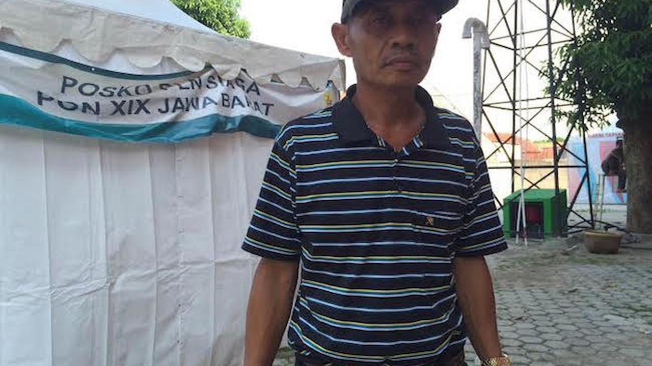 Uus, pemandu sorak PON cabor bulu tangkis di PON Jabar (Panji Prayitno/Liputan6.com)