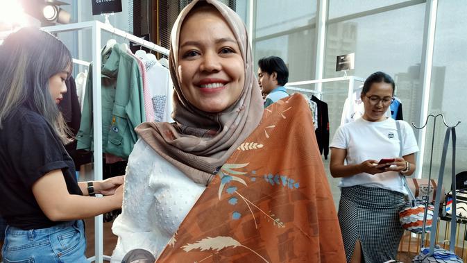 Hijab Star Wars dari Bandung itu harus menjalani proses kurasi berkali-kali agar bisa disetujui pihak Disney dan Lucas Film. (Liputan6.com/Dinny Mutiah)