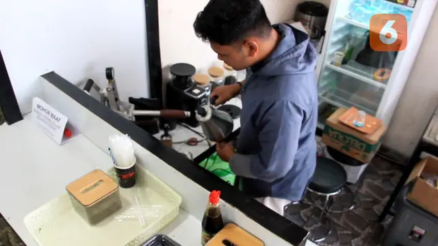 Masjid sejuta pemuda di Sukabumi, marbot masjid jadi barista sajikan kopi gratis untuk jemaah masjid (Liputan6.com/Fira Syahrin).