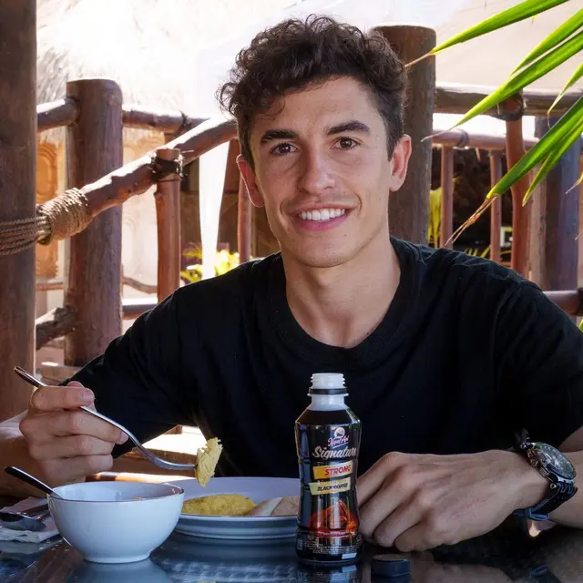 Potret Pembalap MotoGP yang Mulai Nyaman dengan Indonesia, Dari Minum Kopi Lokal Sampai Jualan Kain Tenun