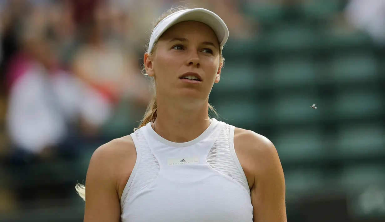 Petenis Denmark, Caroline Wozniacki mengeluhkan gangguan semut terbang kepada wasit ketika melawan petenis Rusia, Ekaterina Makarova pada babak kedua Wimbledon 2018 di London, Rabu (4/7). Wozniacki tersingkir dengan skor 4-6, 6-1, 5-7. (AP/Ben Curtis)